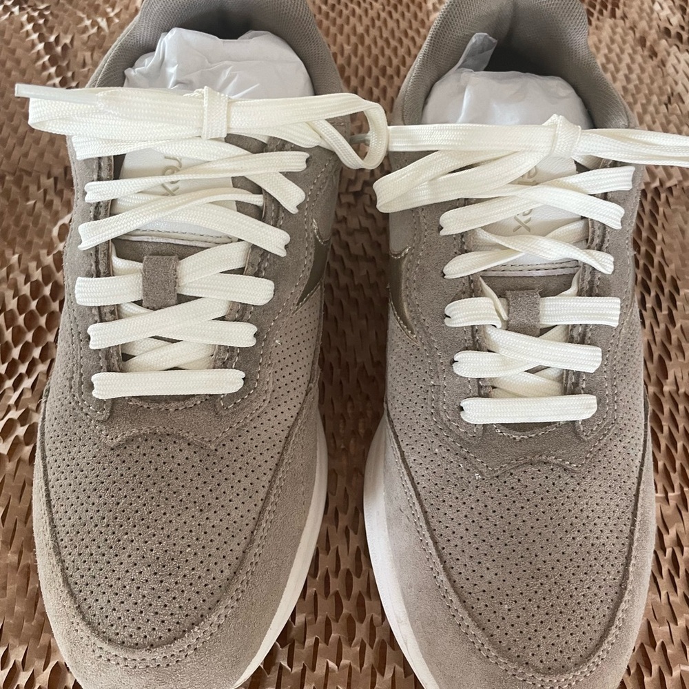 Aetrex Women's Taupe Suede Sneakers